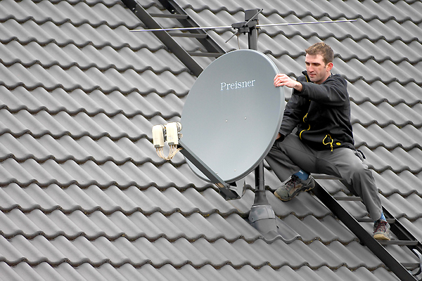 ES Elektrotechnik in Königsbrunn stellt Fernsehgeräte und Receiver nach Wunsch ein.